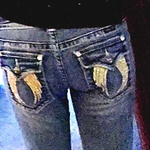 MISS ME WING POCKET EMBELLISHED LOW RISE CAPRI JEANS, 29